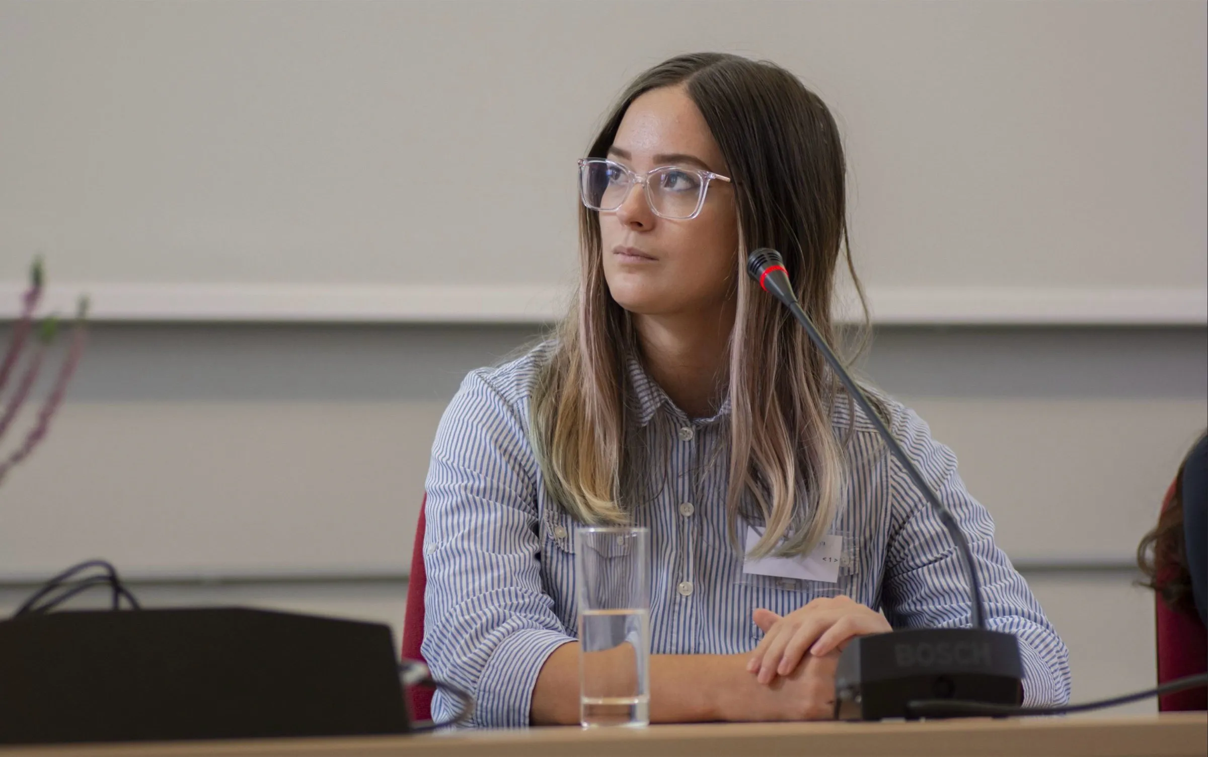 Veronika Gábor na panelové diskusi s mikrofonem